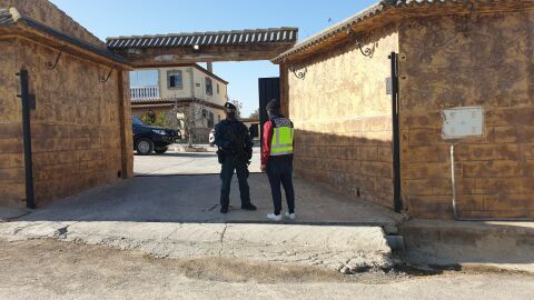 Agentes de la Policía Nacional durante uno de los registros domiciliarios 