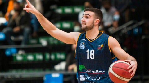 Fernando Su&aacute;rez, Unicaja Banco Oviedo Baloncesto, debut&oacute; con el primer equipo frente a Girona