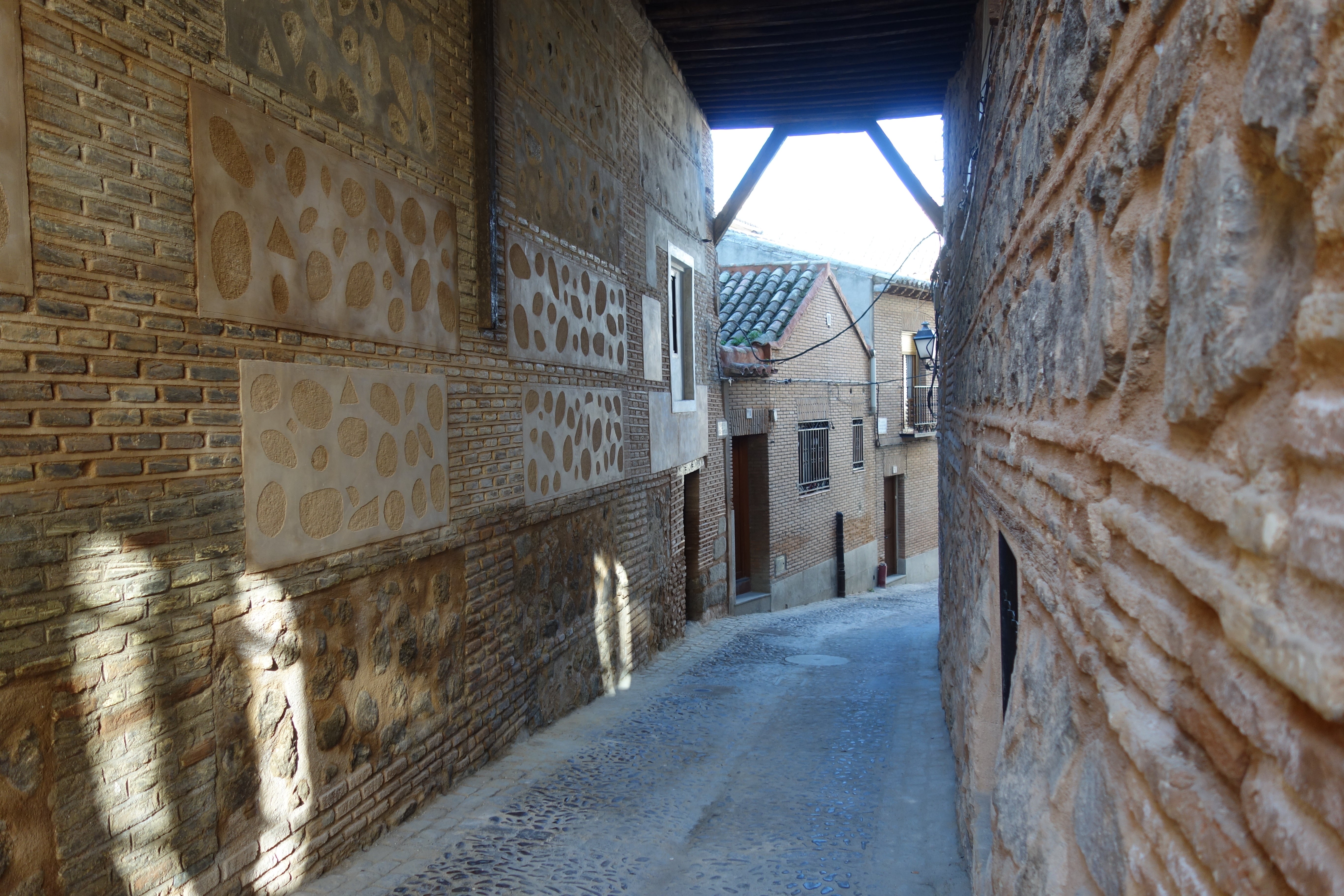 La calle Doncellas de Toledo ya está de nuevo abierta a peatones y vehículos La calle Doncellas de Toledo ya está de nuevo abierta a peatones y vehículos