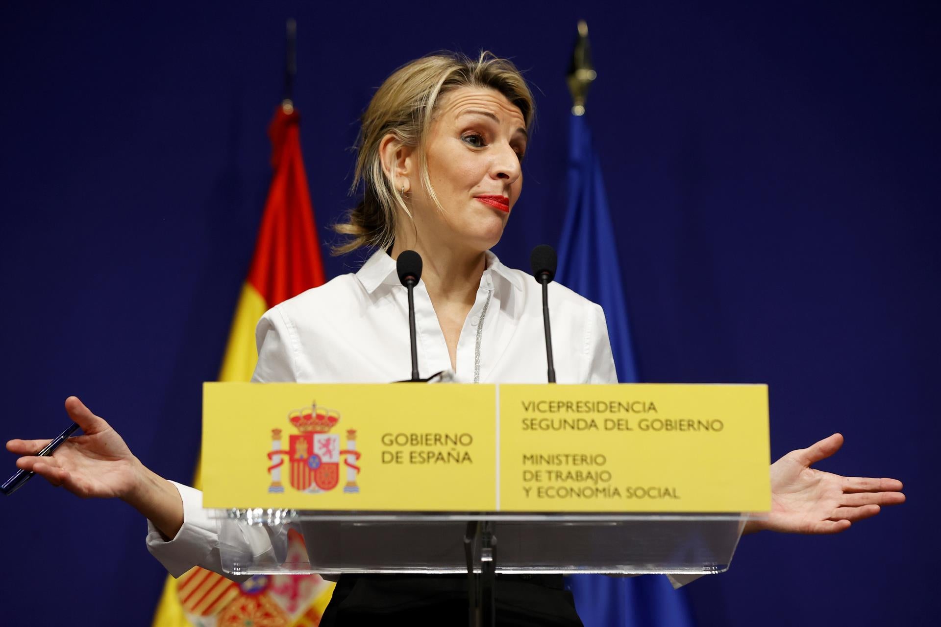 El Gobierno justifica el viaje en un avión del Ejército de Yolanda Díaz para ver al Papa por ser "agenda oficial" El Gobierno justifica el viaje en un avión del Ejército de Yolanda Díaz para ver al Papa por ser "agenda oficial"