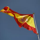 Una bandera de España ondeando al viento