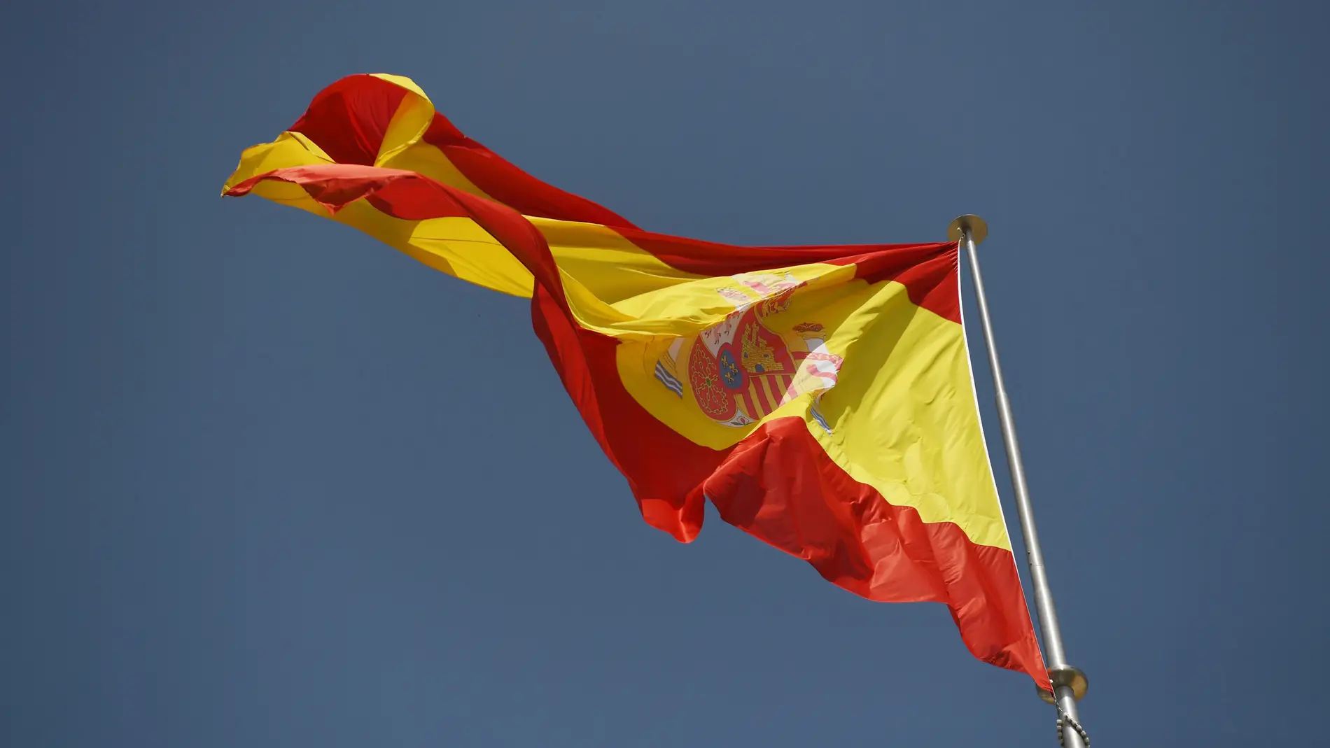 Una bandera de España ondeando al viento