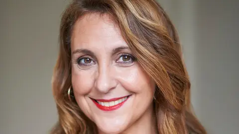 Carmen Valenzuela, Diputada responsable de Extranjeria, defensa del torn d’Ofici i atenció al detingut, protecció dels animals al Il.listre Col.legi de l’Advogacia de Barcelona. Carmen Valenzuela, Diputada responsable de Extranjeria, defensa del torn d’Ofici i atenció al detingut, protecció dels animals al Il.listre Col.legi de l’Advogacia de Barcelona.