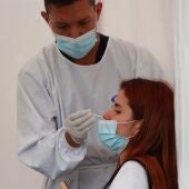 Un profesional sanitario realiza un test para detectar covid