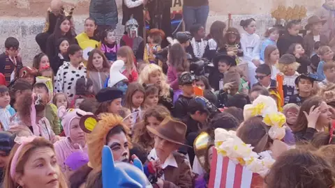 Jóvenes celebrando el Carnaval en Ciutadella. Jóvenes celebrando el Carnaval en Ciutadella.