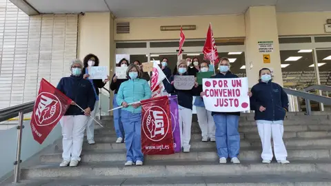 Trabajadoras de la limpieza se manifiestan ante el hospital provincial Trabajadoras de la limpieza se manifiestan ante el hospital provincial
