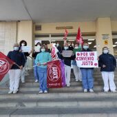 Trabajadoras de la limpieza se manifiestan ante el hospital provincial