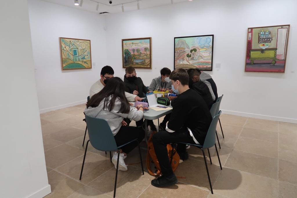 Recibimiento en la sala de Exposiciones la visita de los alumnos de 2º de la ESO del IES Azud de Alfeitamí Recibimiento en la sala de Exposiciones la visita de los alumnos de 2º de la ESO del IES Azud de Alfeitamí