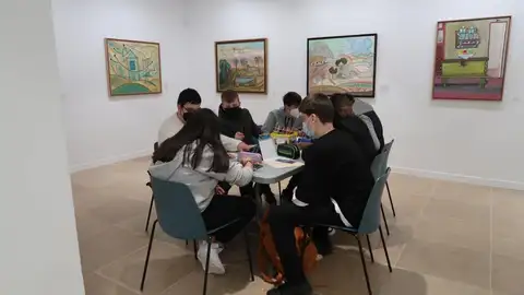 Recibimiento en la sala de Exposiciones la visita de los alumnos de 2º de la ESO del IES Azud de Alfeitamí sala de exposiciones almoradí