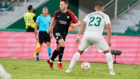 Ivan Rakitic, ante Marcone, jugador del Elche. Ivan Rakitic, ante Marcone, jugador del Elche.