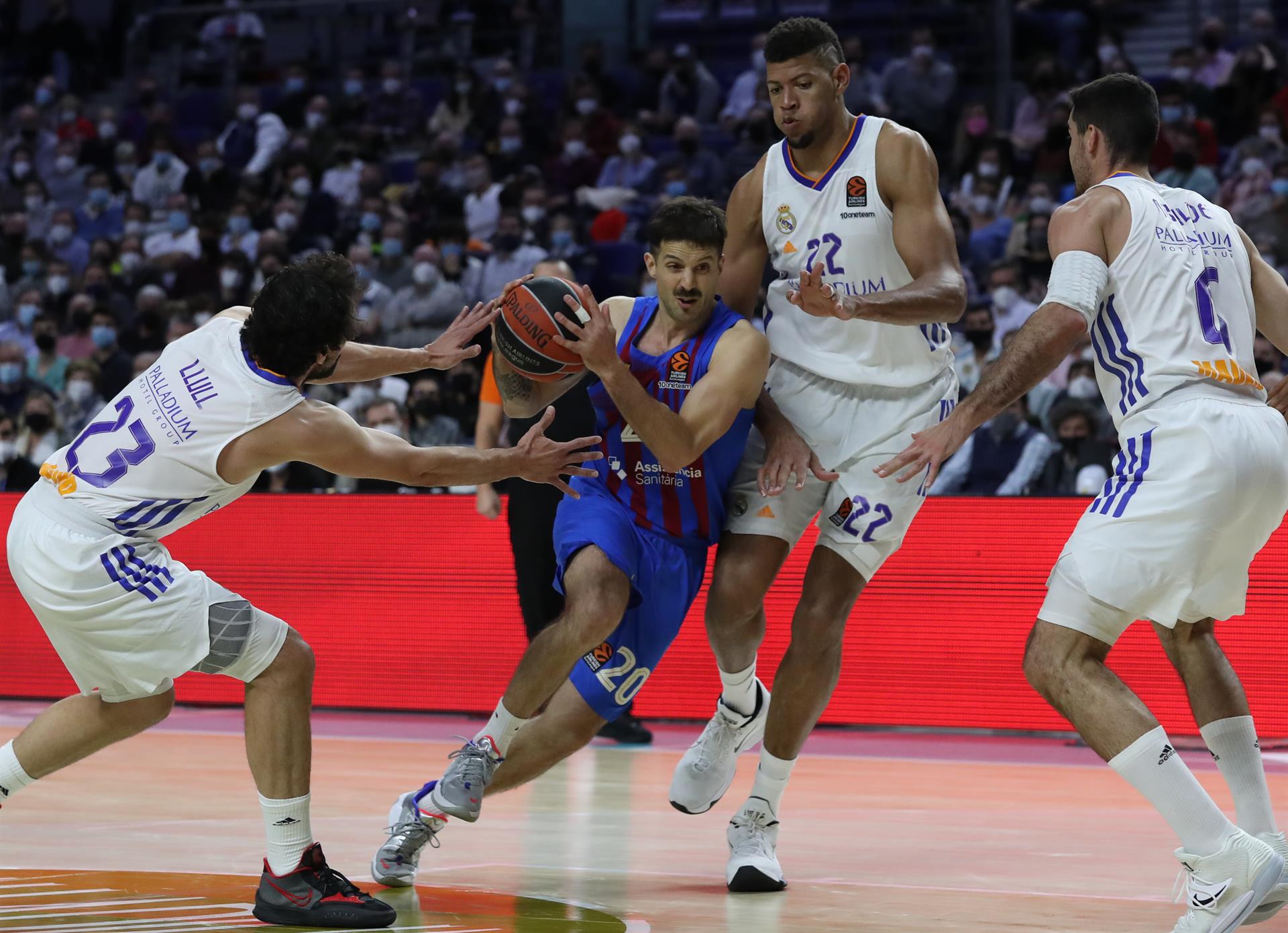 El Barcelona se da un paseo ante el Real Madrid y le arrebata el liderato en Euroliga El Barcelona se da un paseo ante el Real Madrid y le arrebata el liderato en Euroliga