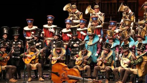 El coro 'T&oacute;came' de julio pardo en el COAC