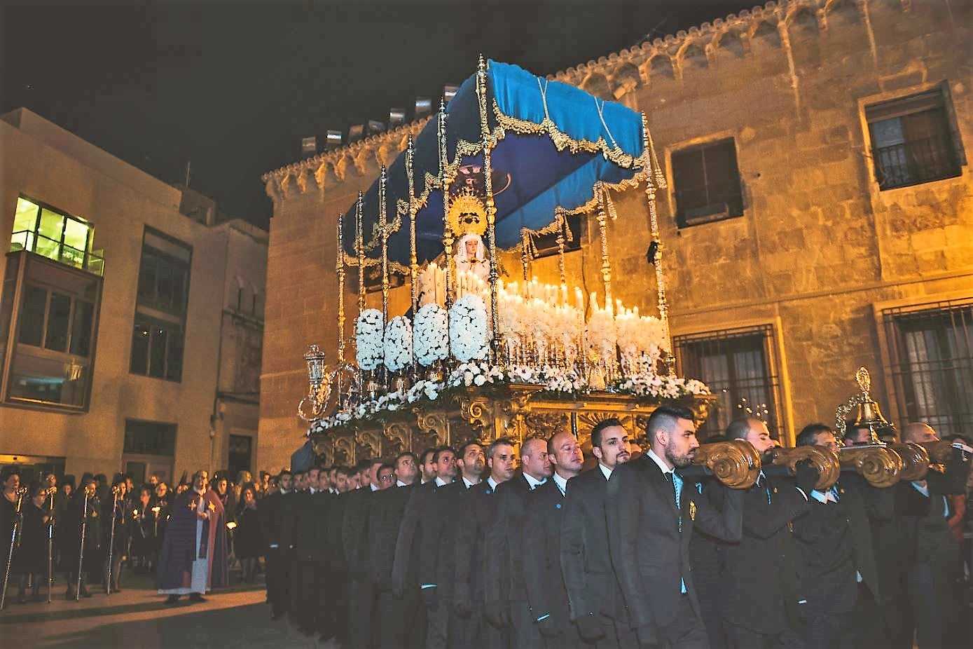 Los costaleros de la Semana Santa de Elche se harán un test de antígenos antes de cada ensayo y llevarán mascarilla durante los mismos Los costaleros de la Semana Santa de Elche se harán un test de antígenos antes de cada ensayo y llevarán mascarilla durante los mismos