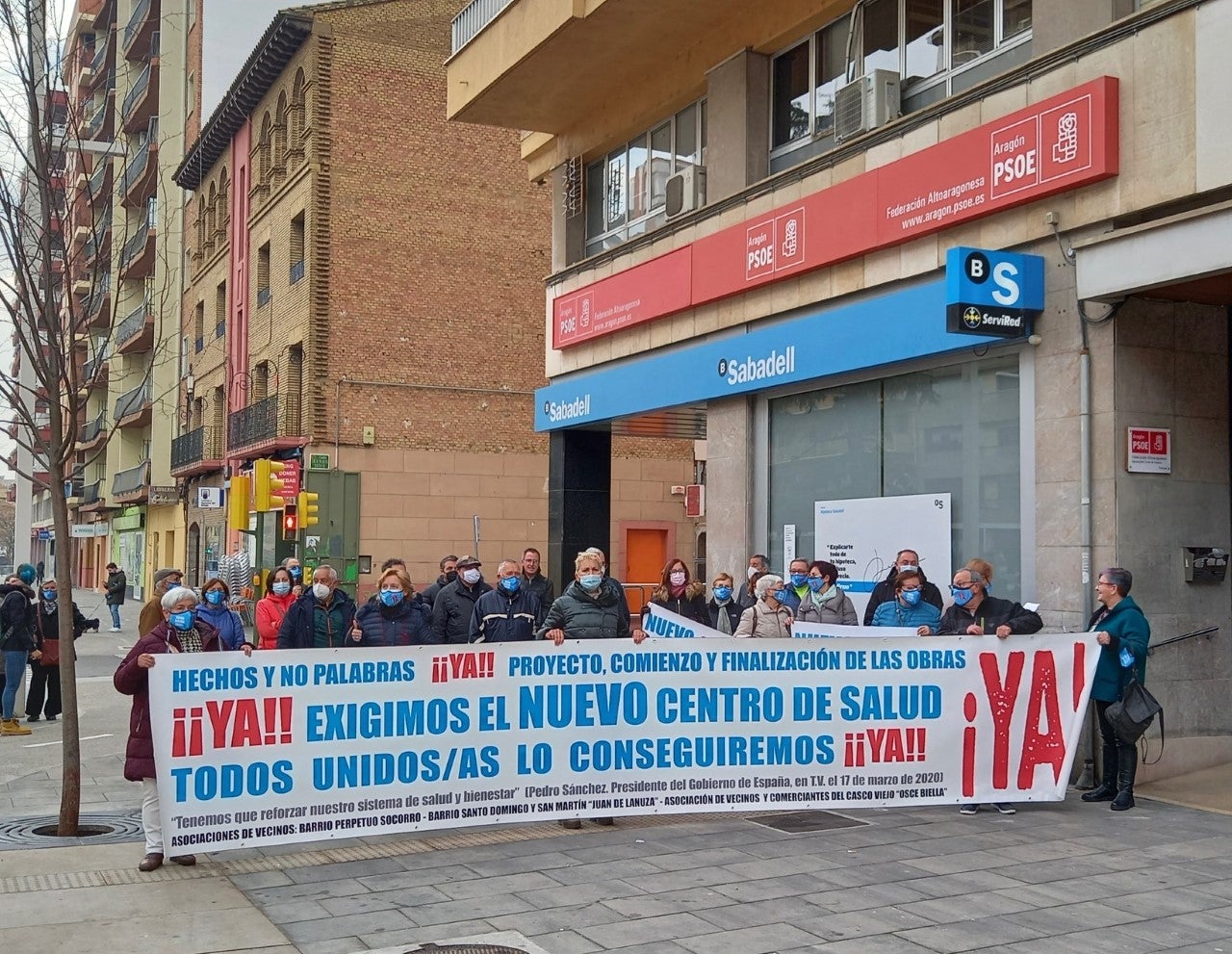 Toman la calzada y piden al PSOE el nuevo centro de salud Toman la calzada y piden al PSOE el nuevo centro de salud
