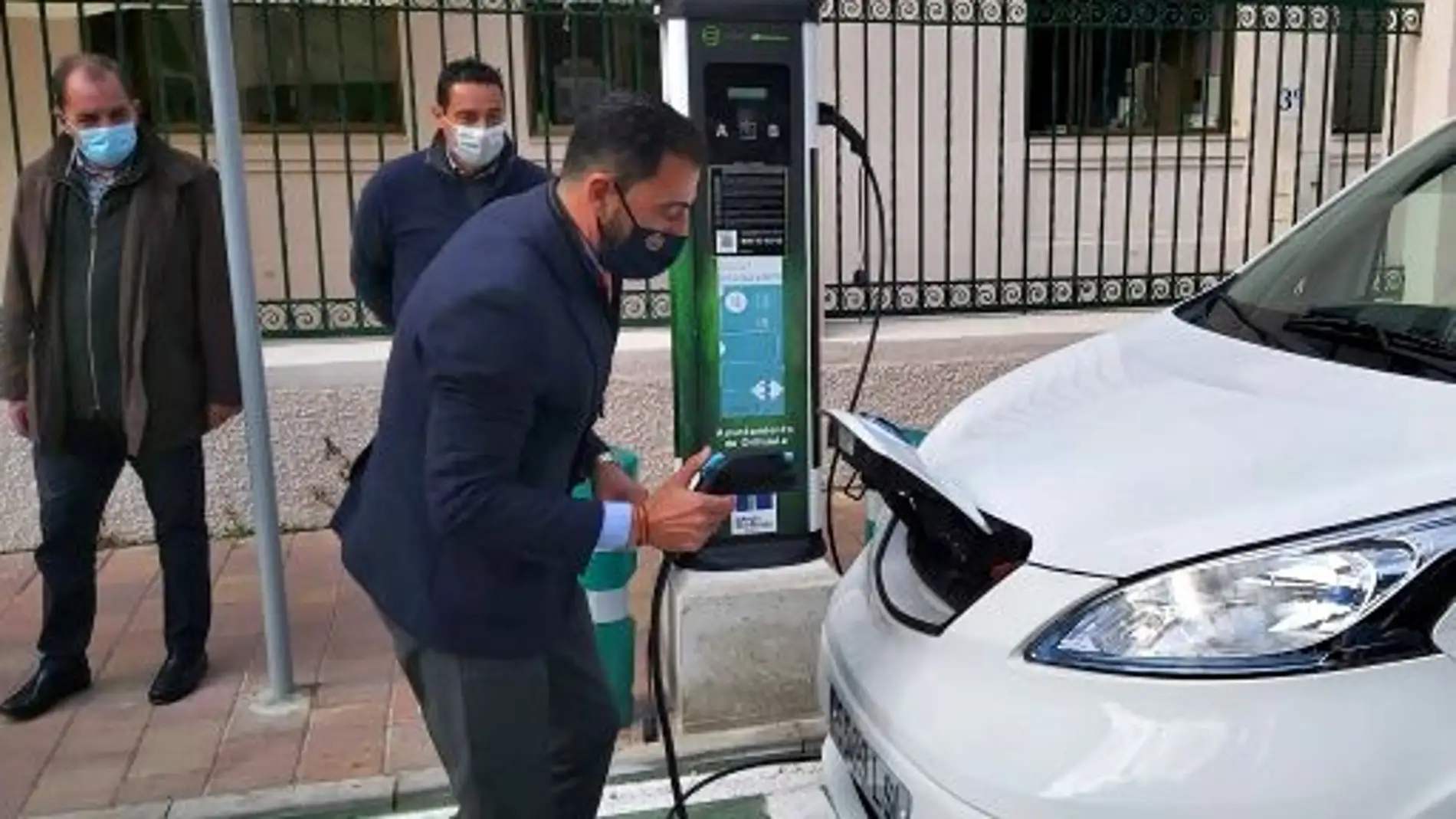 Orihuela estrena cuatro nuevos puntos de recarga de vehículos eléctricos totalmente gratuitos 