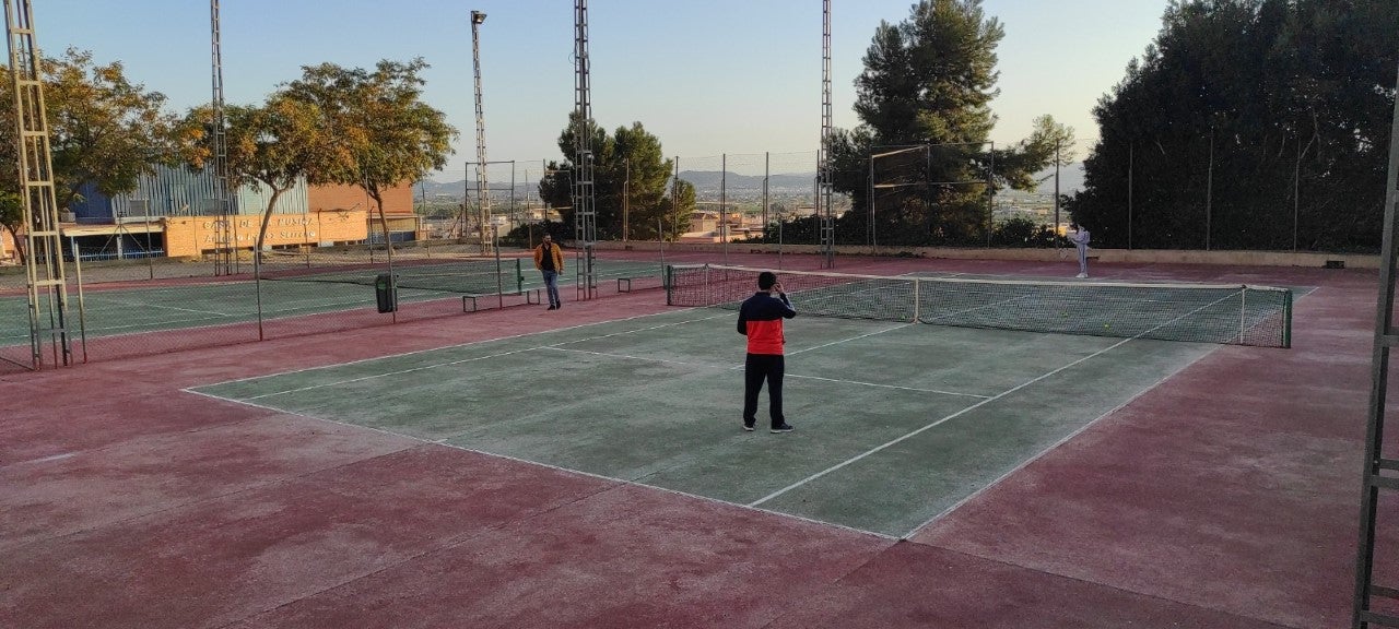 El Ayuntamiento de Redován crea la primera pista de pádel municipal en el Polideportivo Los Pasos El Ayuntamiento de Redován crea la primera pista de pádel municipal en el Polideportivo Los Pasos