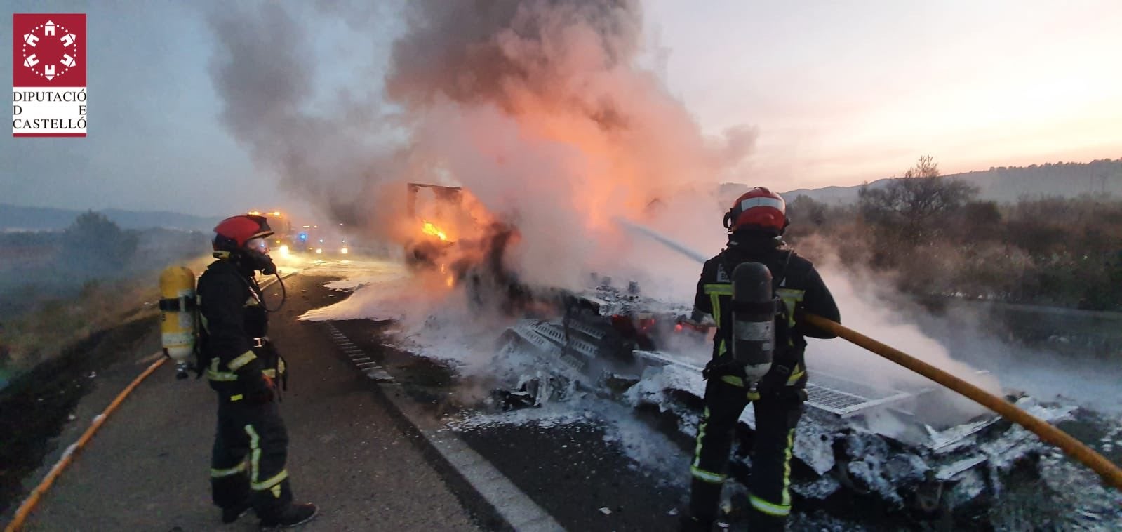 El accidente entre dos camiones provoca el cierre de la AP-7 a la altura de Alcalà de Xivert El accidente entre dos camiones provoca el cierre de la AP-7 a la altura de Alcalà de Xivert