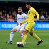 Dani Carvajal y Raúl Albiol pelean un balón en el Villarreal - Real Madrid