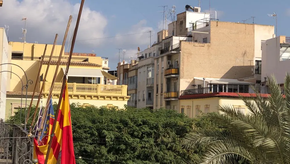 Banderas a media asta en el Ayuntamiento de Elche en señal de duelo por el parricidio de Algoda.