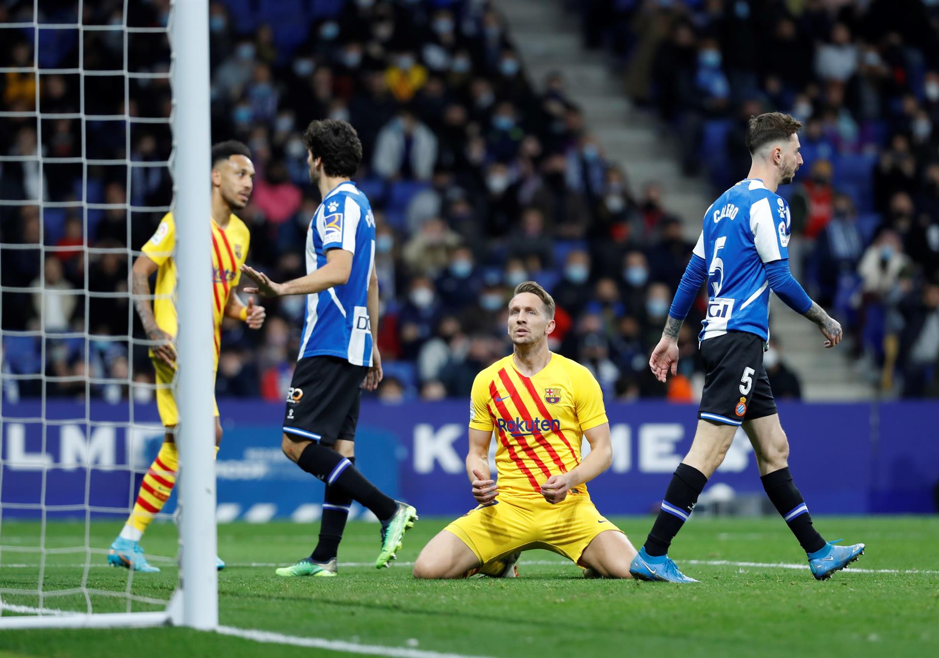 Luuk de Jong salva al Barcelona en los minutos de descuento de caer ante el Espanyol Luuk de Jong salva al Barcelona en los minutos de descuento de caer ante el Espanyol