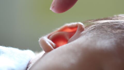 &iquest;Qu&eacute; es el tinnitus? El s&iacute;ntoma asociado a la variante &Oacute;micron del coronavirus 