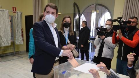 Alfonso Fernández Mañueco votando en las elecciones de Castilla y León