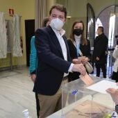 Alfonso Fernández Mañueco votando en las elecciones de Castilla y León