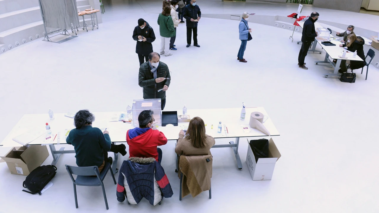Varias personas votando en un colegio electoral durante las elecciones de Castilla y León