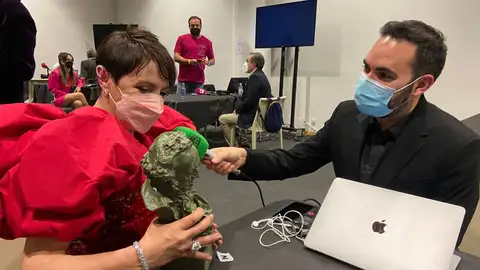 Blanca Portillo mira el Premio Goya 2022 que ha ganado por 'Maixabel' durante su entrevista con Kinótico Blanca Portillo mira el Premio Goya 2022 que ha ganado por 'Maixabel' durante su entrevista con Kinótico