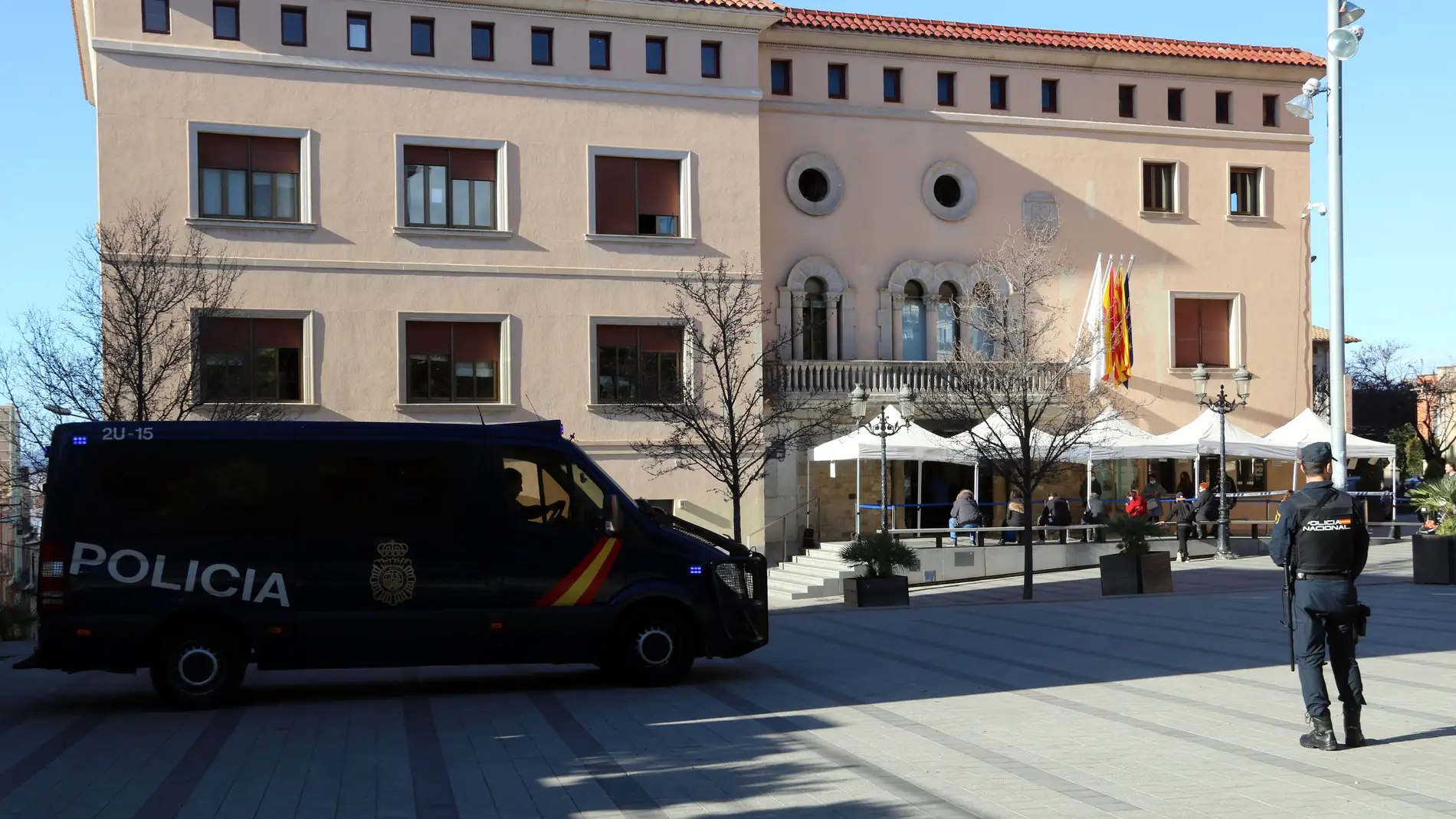 Cinco detenidos en el ayuntamiento de Cornellà por contrataciones irregulares