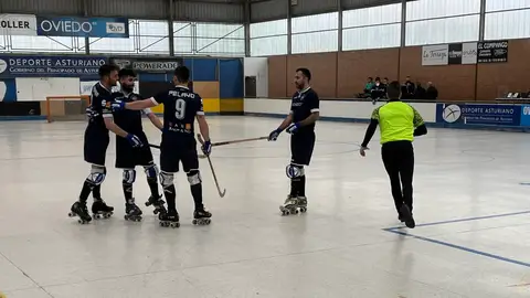 Los jugadores del Roller celebran un gol ante el Lubiáns Los jugadores del Roller celebran un gol ante el Lubiáns