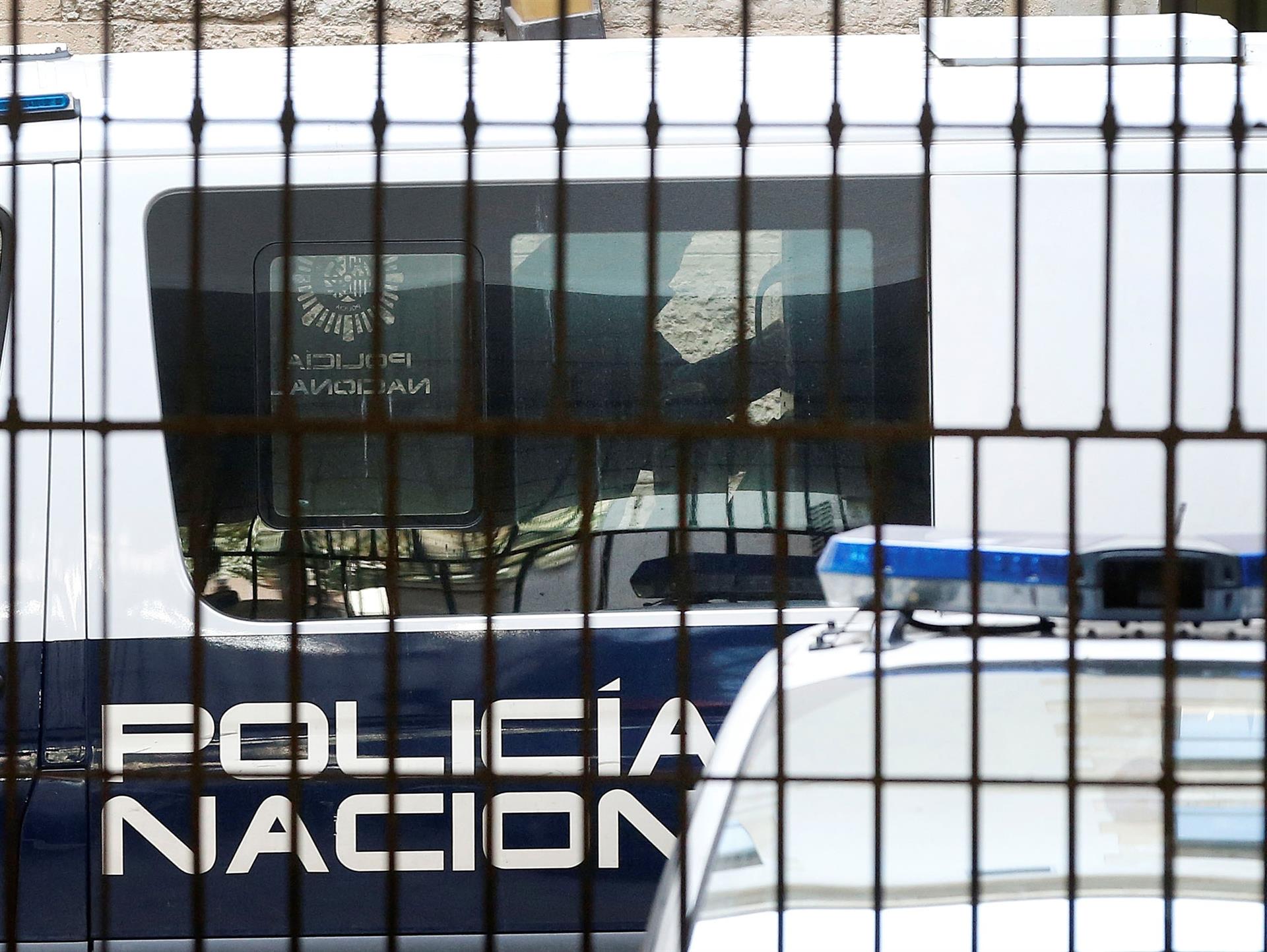 El parricida de Elche confiesa cómo asesinó a su familia: "Mi hermano intentó escapar, salí detrás de él y lo cacé" El parricida de Elche confiesa cómo asesinó a su familia: "Mi hermano intentó escapar, salí detrás de él y lo cacé"