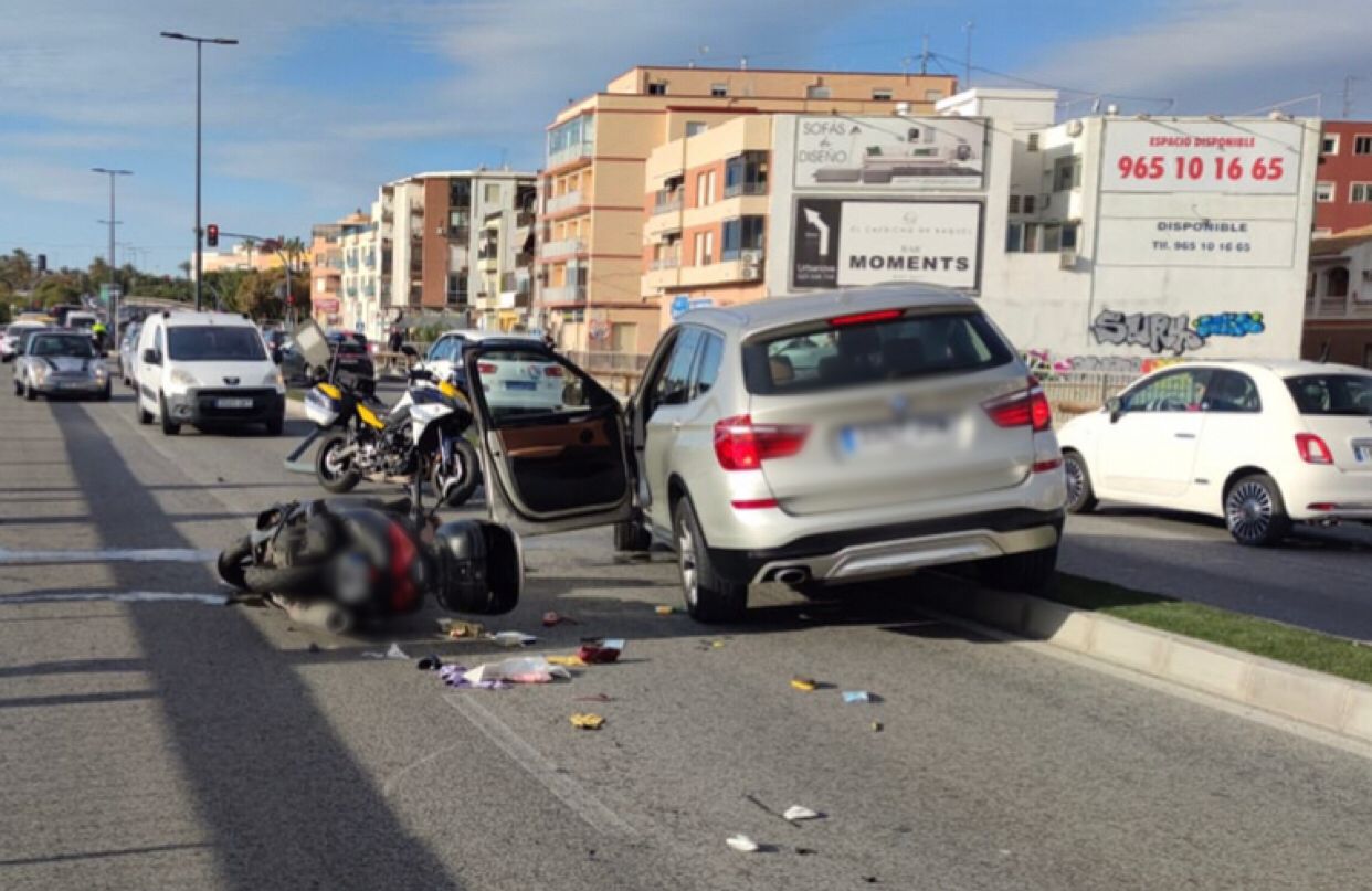 Dos heridos en un accidente de tráfico ocurrido en la Avenida de Elche Dos heridos en un accidente de tráfico ocurrido en la Avenida de Elche
