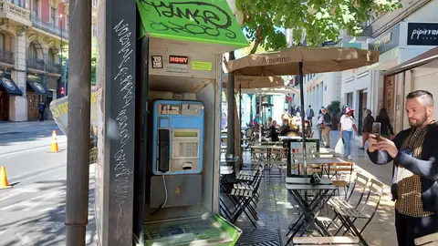 El concejal Rafa Mas fotografía una cabina telefónica en desuso en La Rambla El concejal Rafa Mas fotografía una cabina telefónica en desuso en La Rambla