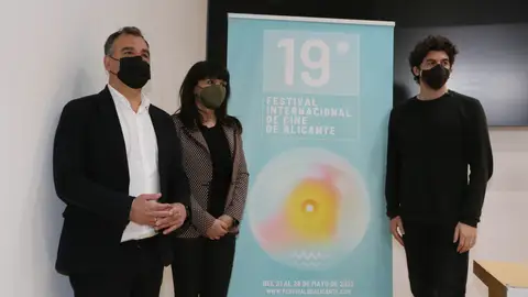 Vicente Seva, Julia Parra, Aitor Errazquin con el cartel del Festival Vicente Seva, Julia Parra, Aitor Errazquin con el cartel del Festival