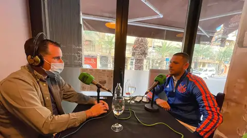Javier Acuña, en el restaurante Caruso. Javier Acuña, en el restaurante Caruso.