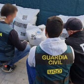 Agentes de la Guardia Civil y de la DEA norteamericana con los sacos en los que se ocultaba la cocaína