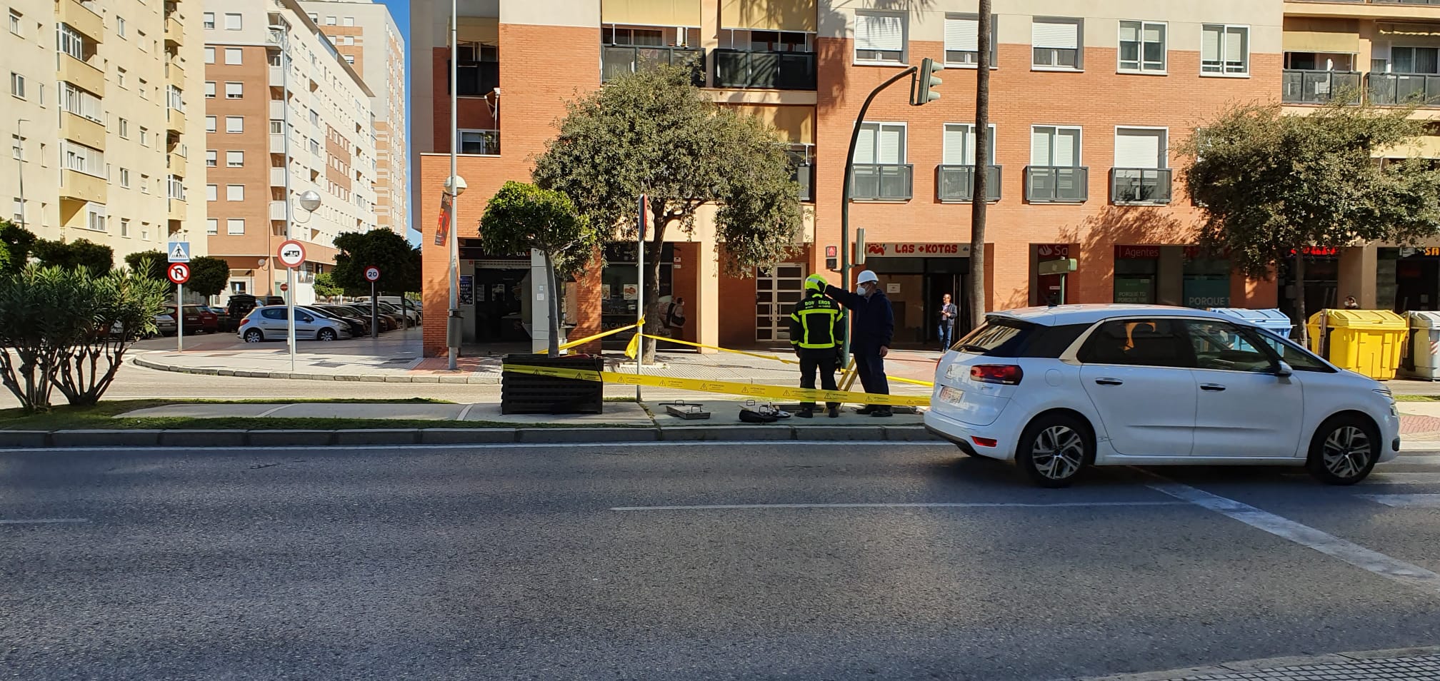 Un incendio en la galería de servicios públicos de la avenida de Las Cortes causa un corte de electricidad Un incendio en la galería de servicios públicos de la avenida de Las Cortes causa un corte de electricidad