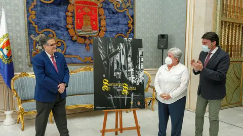El presidente de la Junta Mayor, Alfredo Llopis, la autora del cartel, Concha Beneito, y el alcalde, Luis Barcala El presidente de la Junta Mayor, Alfredo Llopis, la autora del cartel, Concha Beneito, y el alcalde, Luis Barcala