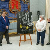 El presidente de la Junta Mayor, Alfredo Llopis, la autora del cartel, Concha Beneito, y el alcalde, Luis Barcala