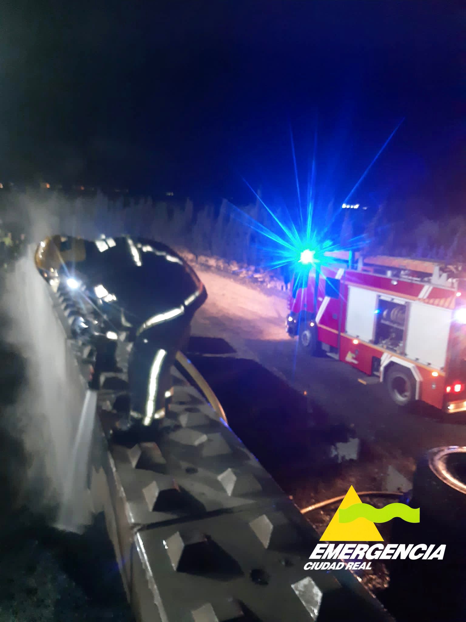 Sofocan un incendio en una empresa de reciclaje de neumáticos en Campo de Criptana Sofocan un incendio en una empresa de reciclaje de neumáticos en Campo de Criptana