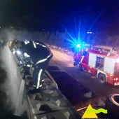 Bomberos trabajando en la extinción del fuego Bomberos trabajando en la extinción del fuego
