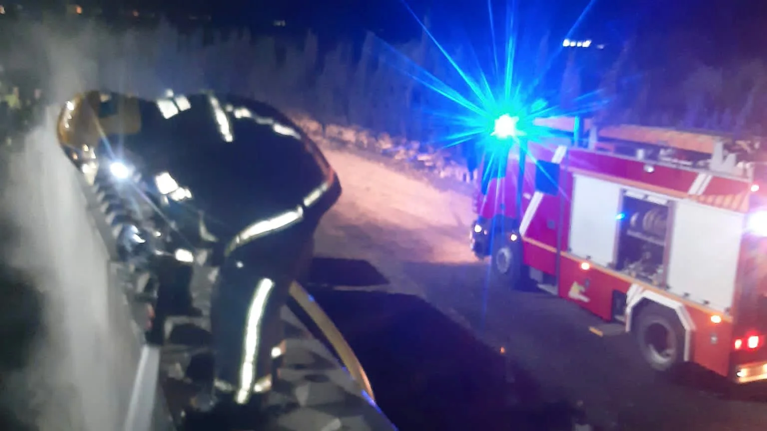 Bomberos trabajando en la extinción del fuego Bomberos trabajando en la extinción del fuego