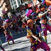 Una peña desfilando en el Domingo de Piñata Una peña desfilando en el Domingo de Piñata