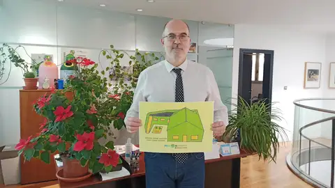El concejal Manuel Villar con el cartel de la convocatoria El concejal Manuel Villar con el cartel de la convocatoria