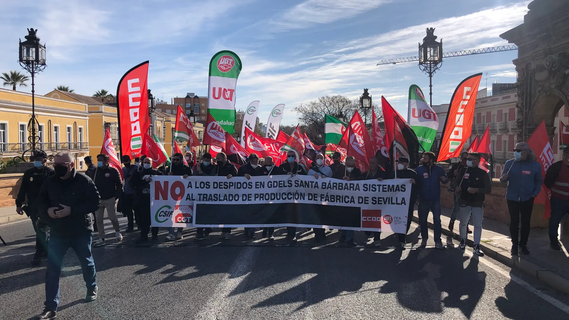 Trabajadores de la factoría de Santa Bárbara en Alcalá de Guadaíra en el momento de la marcha por el puente de San Bernardo