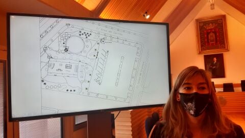 Mariana Boadella junto al plano del aparcamiento para autocaravanas