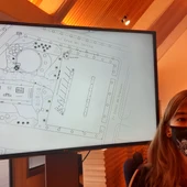 Mariana Boadella junto al plano del aparcamiento para autocaravanas Mariana Boadella junto al plano del aparcamiento para autocaravanas