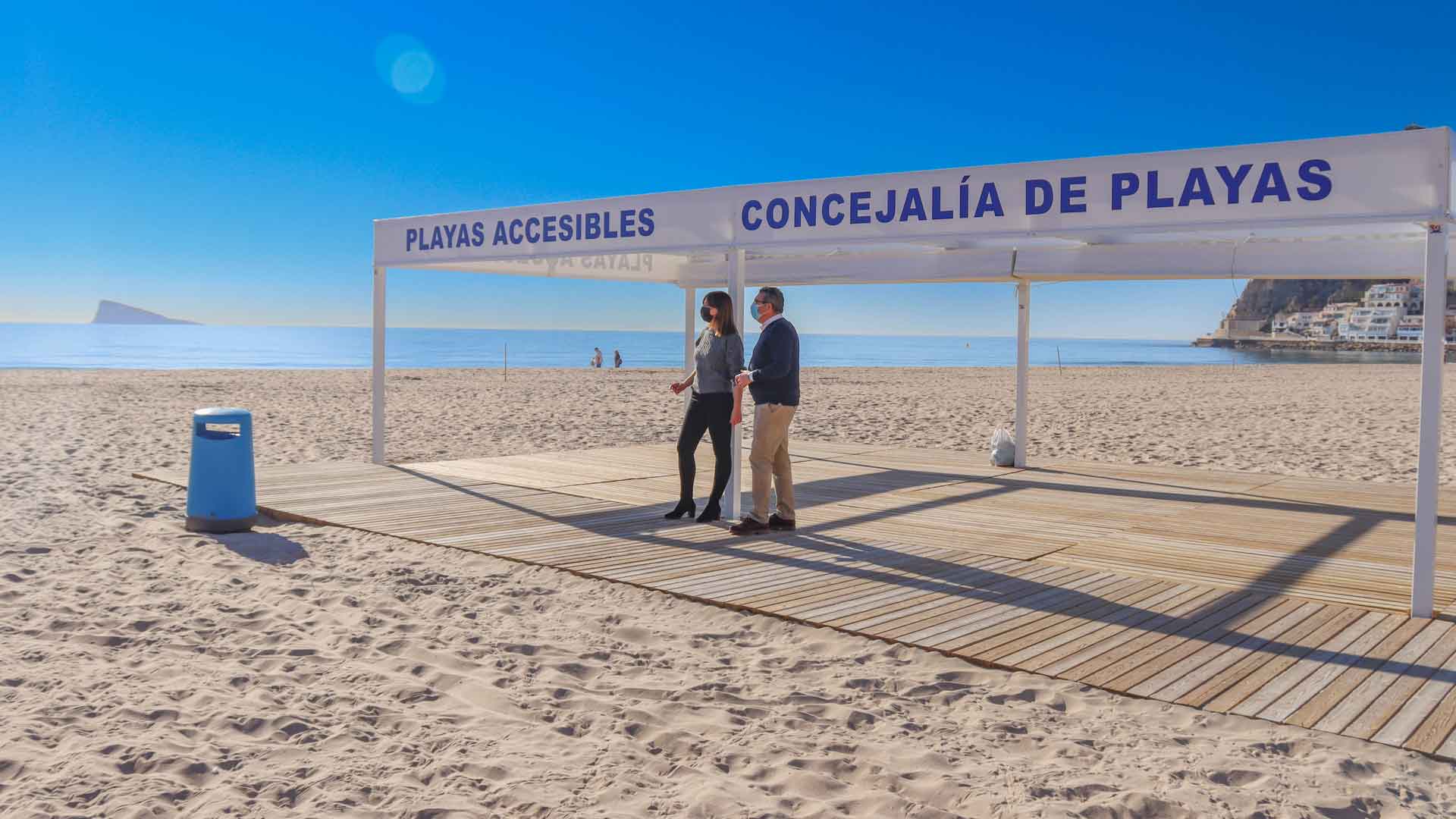 Benidorm recupera la normalidad en sus playas y duplica el número de hamacas Benidorm recupera la normalidad en sus playas y duplica el número de hamacas