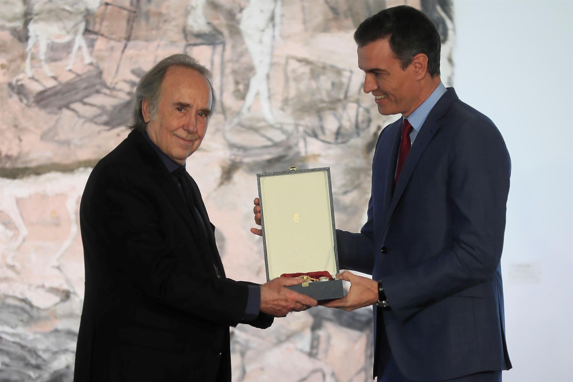 Joan Manuel Serrat recibe la Gran Cruz de la Orden Civil de Alfonso X el Sabio Joan Manuel Serrat recibe la Gran Cruz de la Orden Civil de Alfonso X el Sabio